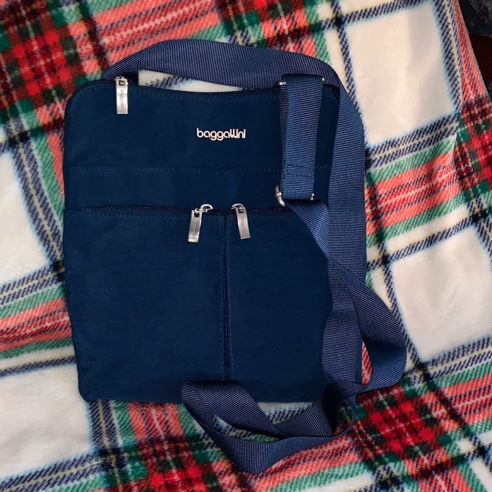 Baggallini Horizon Crossbody bag in a peacock blue color.
Approximately 10”x10”